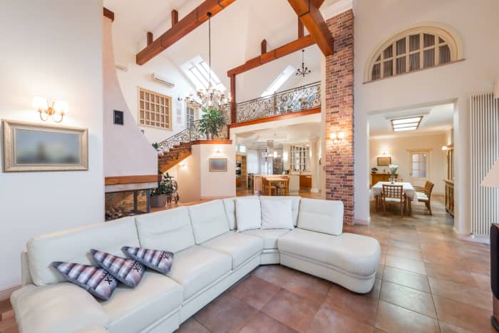 Leo's living room is a masterpiece with many features intended to fascinate guests. There is plenty of space, high ceilings, extravagant lighting features, and splashes of color.