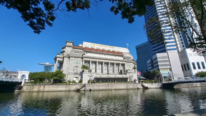 The Fulluerton Hotel seen across the starting point of Jubilee Walk ft. a sneakpeek of Marina Bay Sands.