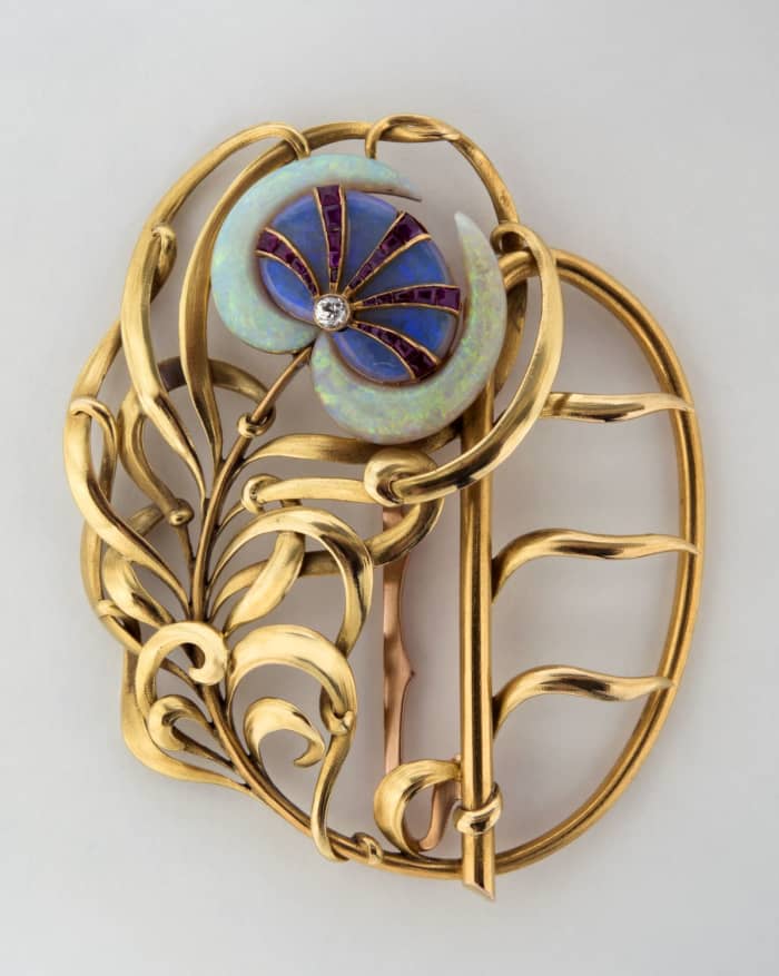 During the Art Nouveau era, everything from clothing, accessories, and architecture to wallpaper and posters heavily featured floral patterns. These patterns had similar flair to floristry displays from the time.