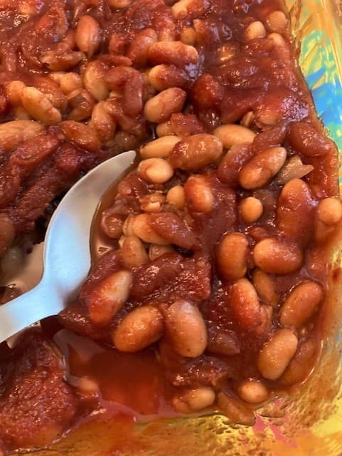 While the beans were baking in the oven, the spicy, sweet aroma of cloves mingled with the earthy pungent smell of horseradish carried through the kitchen and I just wanted to open the oven door and dig in.