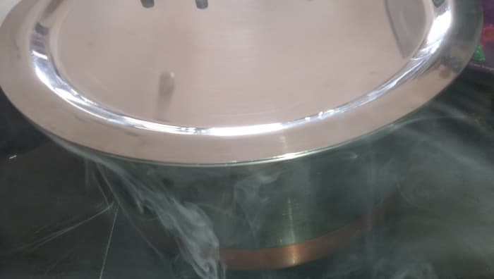 Immediately cover the mixing bowl with the lid to keep the smoke remain inside. Set it aside for 1 hour or more.