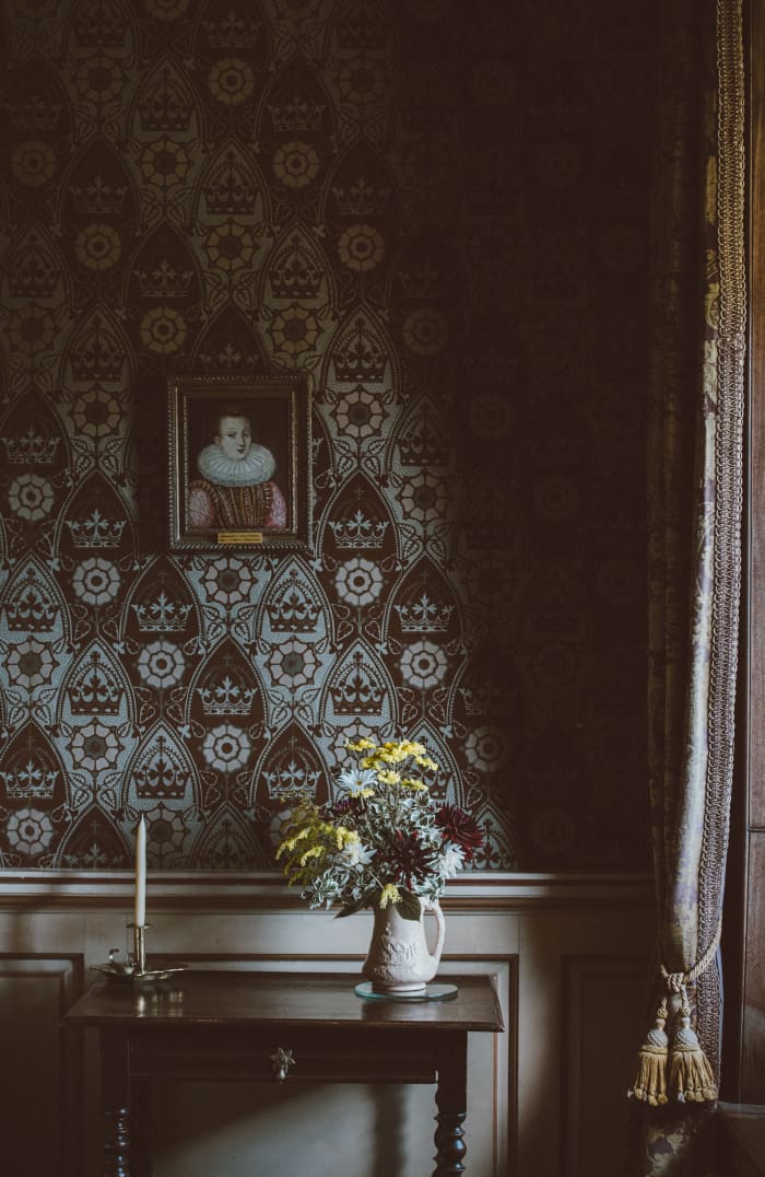 A Scorpio living room should be serious from the moment you walk into the room. Gothic and Victorian features are welcome.