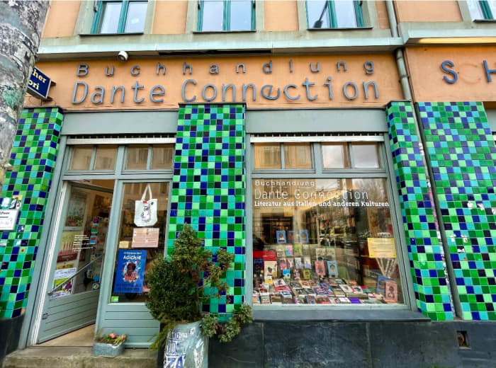 The bookshop "Dante Connection" in Oranienstrasse specialises in classic and contemporary Italian literature, with hundreds of works available in German, English and Italian. A treasure of a bookstore for those who love Italian culture.