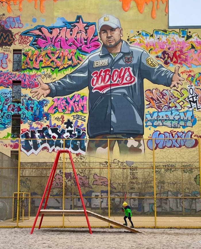 From a large house wall in the heart of Kreuzberg, Attila stares at us with a fixed gaze and open arms. The large graffiti work honors Berlin´s and the neighborhood's great innovative graffiti and hip-hop artist.