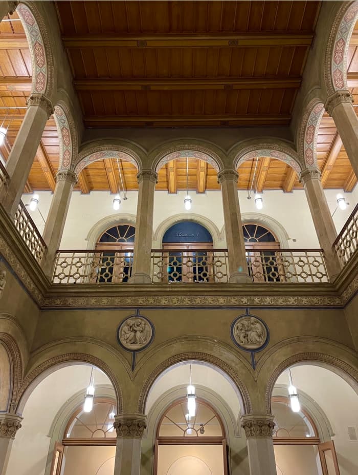 Inside Bethaninen you will find arches and columns, painted friezes with lovely colors and motifs, masonry, glass, wood and iron structures.