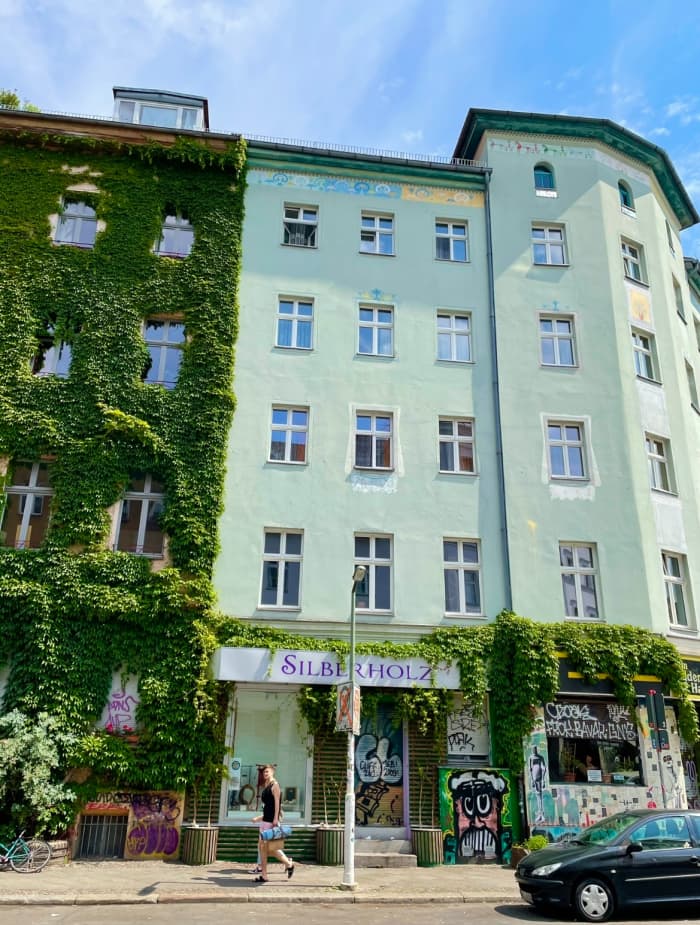 Facades with beautifully decorated friezes along the upper part of the walls, climbing green plants and graffiti. Kreuzberg is packed with small unique shops, cafes, restaurants and galleries.