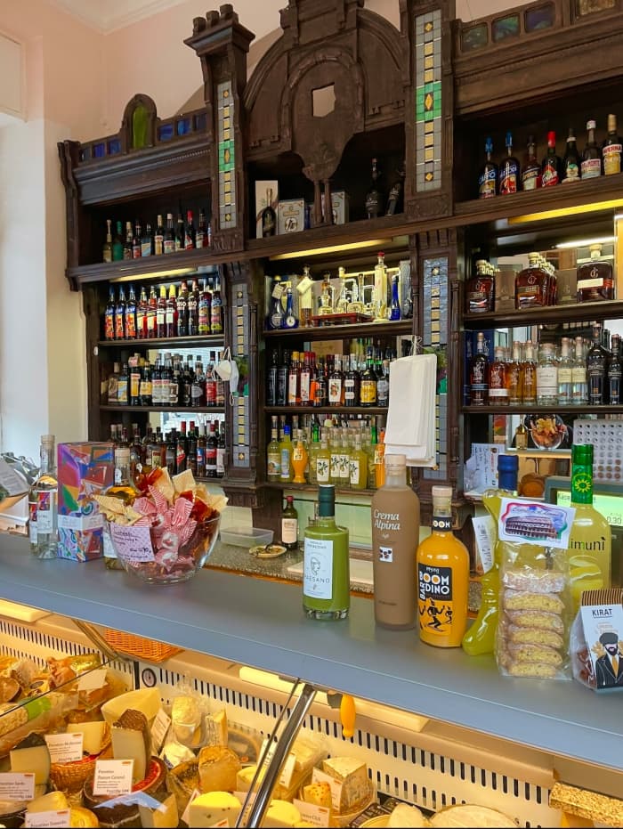 At "Olmo" you will find Italian specialties for connoisseurs. They are also known for their exquisite coffee and caffè Latte. Mariannestrasse 12.