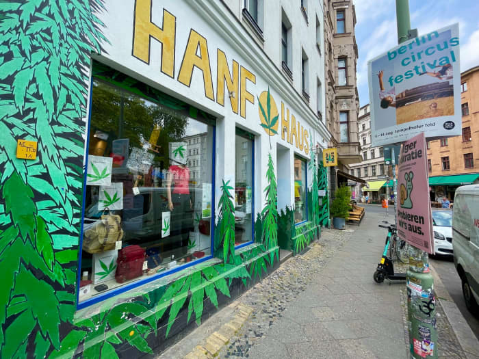 Hemp is a versatile raw material, and has been allowed to grow in Germany since 1996 under certain restrictions. When the toxins have been removed, textiles, bags, cosmetics and food are made, among other things.
