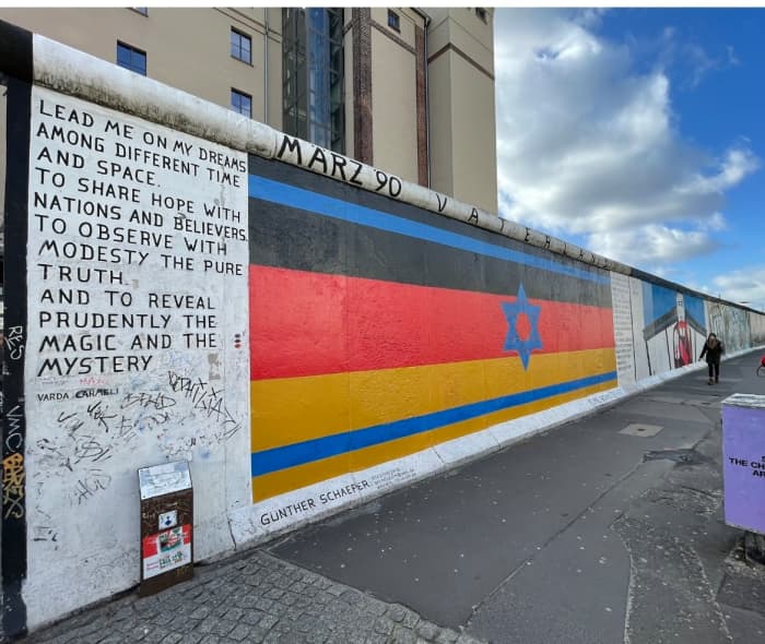 The East Side Gallery iconsists of a series of political comments painted directly on the longest remaining part of the Berlin Wall. It is situated near Oberbaum bridge in Mühlenstrasse.
