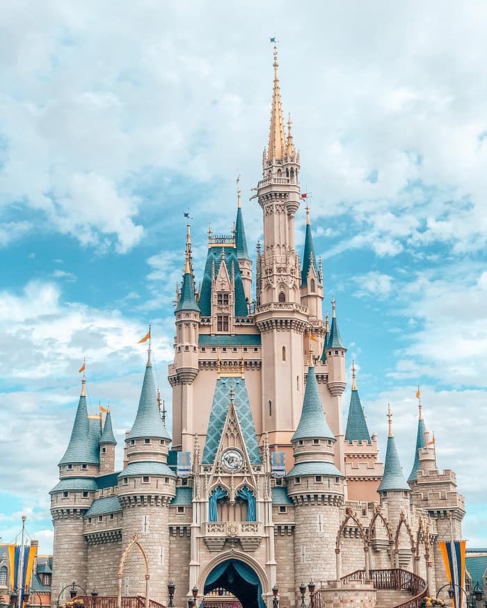 There are many great theme parks to visit in Orlando, including Disneyworld, Seaworld, and Universal Studios.