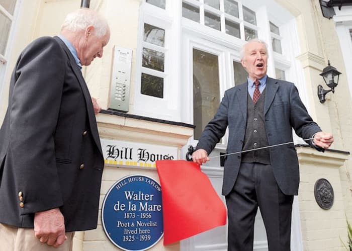 Unveiling of the Plaque to Walter de la Mare Hill House, Taplow May 2014 - Former Hill House resident Gavin Gordan (left) with Giles de la Mare