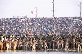 Some Indian religions believe that they have to cleance themselves in running water in the Ganga.river. This photo shows one of these retuals.