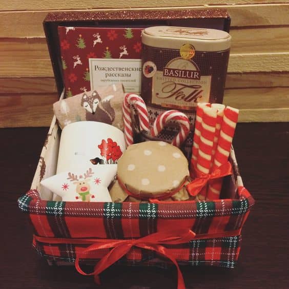 75-gorgeous-diy-christmas-gift-basket-ideas-for-women-holidappy