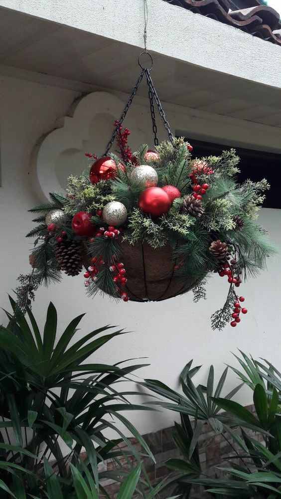 35+ Awesome DIY Christmas Hanging Basket Ideas to Make Your Outdoors