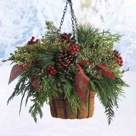 35+ Awesome DIY Christmas Hanging Basket Ideas to Make Your Outdoors