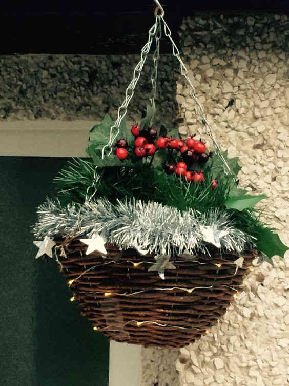 35+ Awesome DIY Christmas Hanging Basket Ideas to Make Your Outdoors