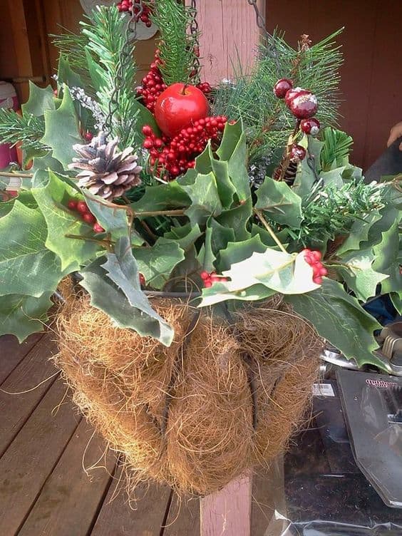 35+ Awesome DIY Christmas Hanging Basket Ideas to Make Your Outdoors ...