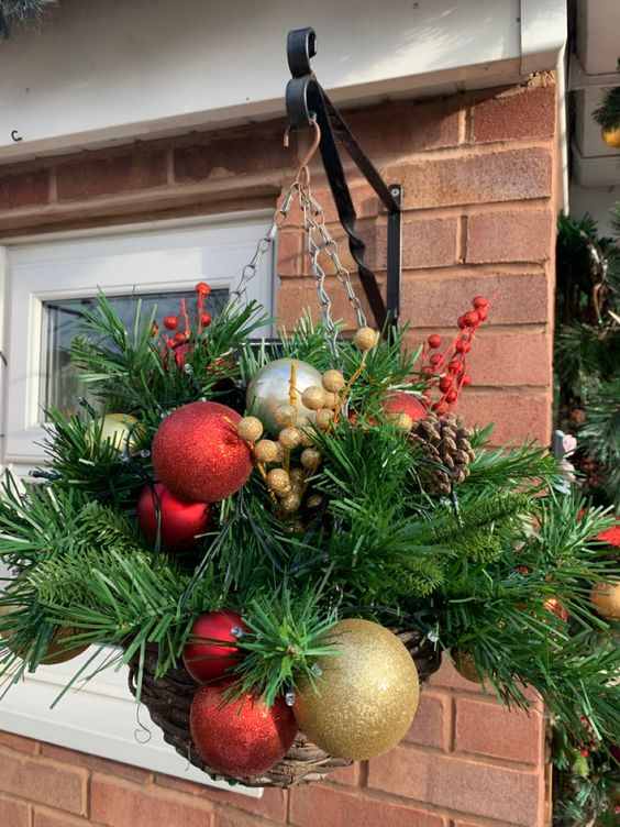 35+ Awesome DIY Christmas Hanging Basket Ideas to Make Your Outdoors