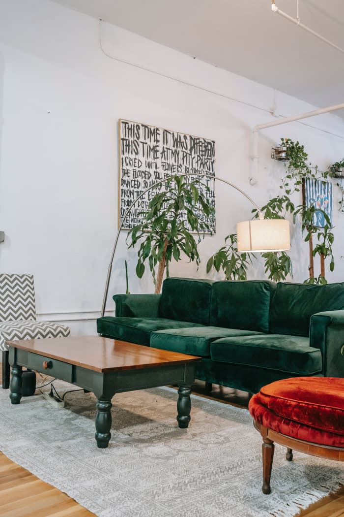 A living room based on the Goat Zodiac should be colorful and distinctive. A contrast of green and red can do the trick.