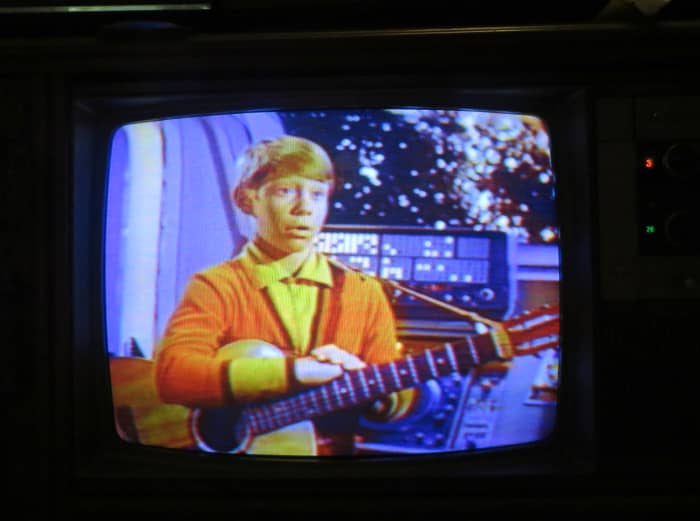 Will and Dr. Smith pick up a celestial body on the radar screen. Seconds later, a female voice greets them and gives them co-ordinates to dock at a spaceport. Will is wary, but Smith insists they land, thinking the planet is Earth.