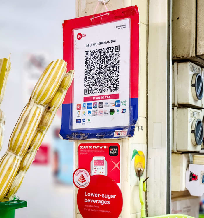 Cashless payment options at a sugar cane drinks stall. Note the “healthier choice” notice too (see point 18 below)