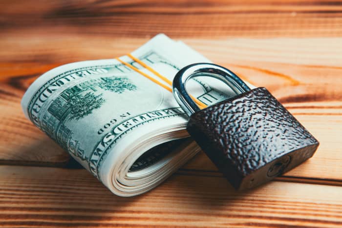 It can be overwhelming to think about the amount of money you’ll need for a big expense, like paying for a wedding or making a down payment on your first home.This article gives you some ideas to go about it