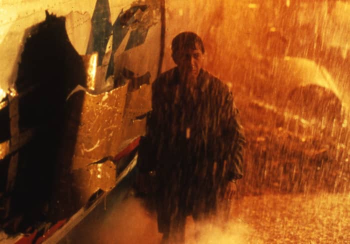 Begrudgingly Bernie LaPlante (Dustin Hoffman) rescues survivors of Flight 104 when it crashes in Chicago