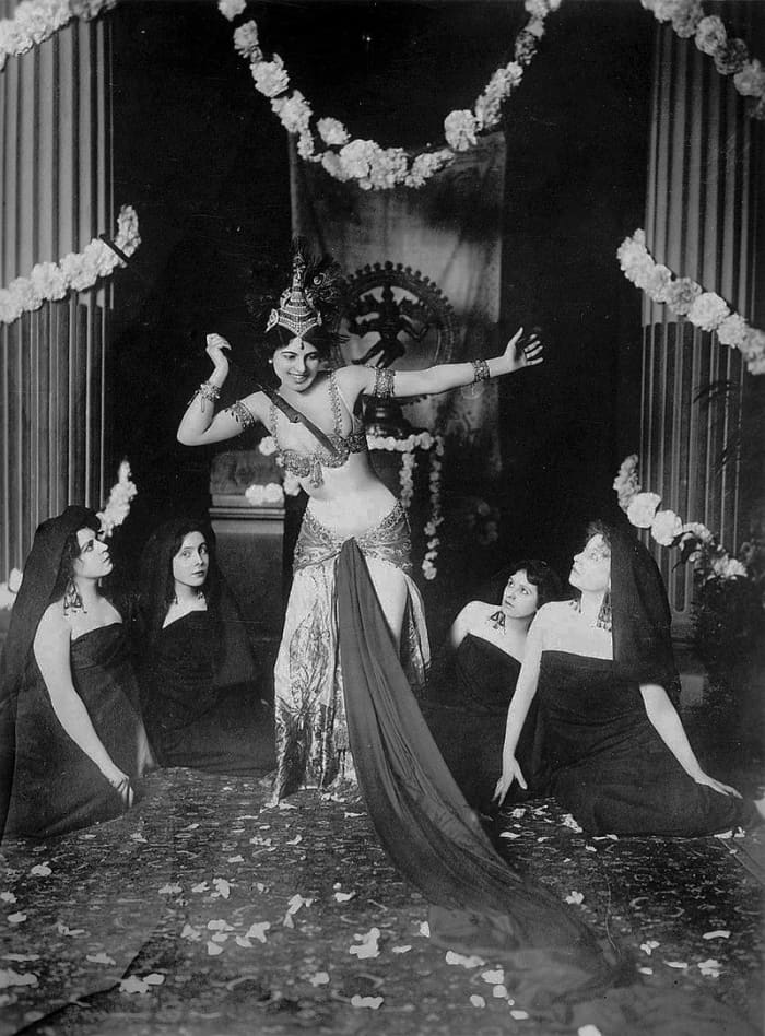 mata-hari-professional-dancer-mistress-courtesan-and-spy