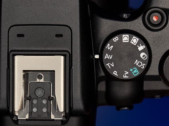The excellent EOS R10's mechanical shutter speed is 15 frames per second and its electronic shutter speed is 23 frames per second.