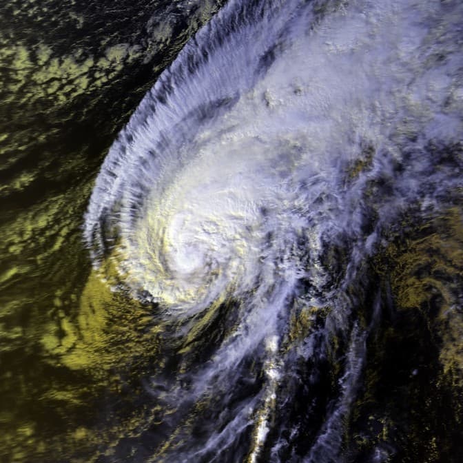 Hurricane Iwa strikes Hawaii.