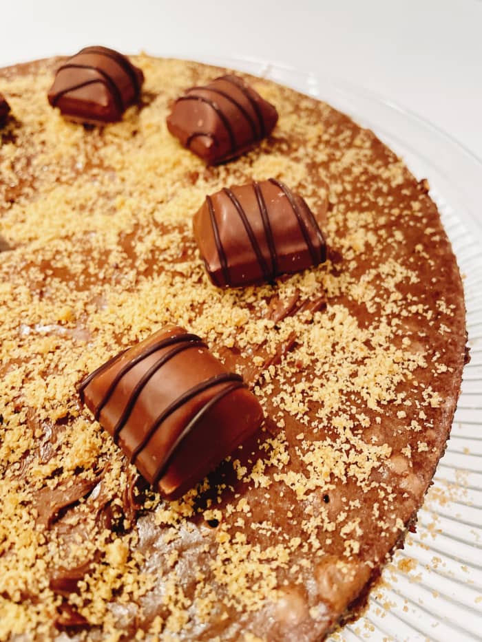 You also can be creative by decorating the cake with candy or fresh fruits. I used Kinder Bueno candy bars.