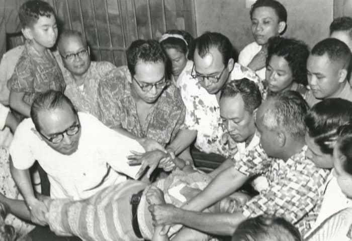 Held down by doctors and surrounded by curious onlookers during one of her fits, Clarita became an international supernatural sensation.