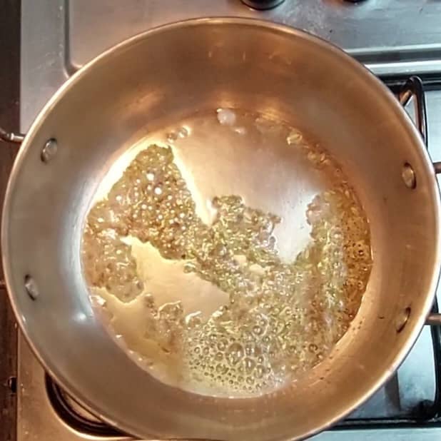 In a pan, heat 1 tablespoon oil and 1 tablespoon ghee. Splutter 1/2 teaspoon cumin seeds and 1/2 teaspoon fennel seeds. Saute for some seconds.