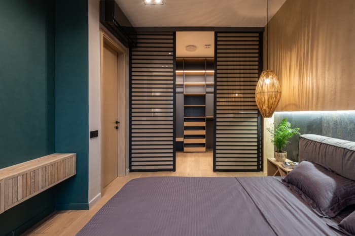 Bamboo is a popular material right now in interior design. In this picture, there is a lamp made of bamboo. It blends in with the rest of the look.