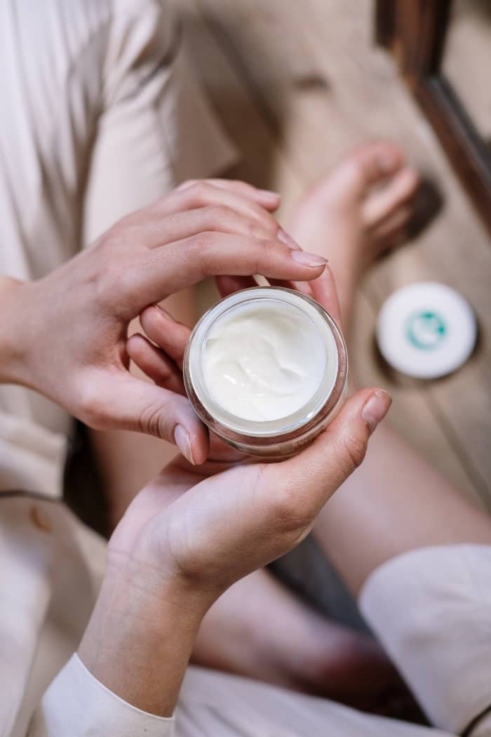 Choose unscented lotions or naturally scented with herbs or essential oils to keep the skin hydrated and reduce the formation of wrinkles.