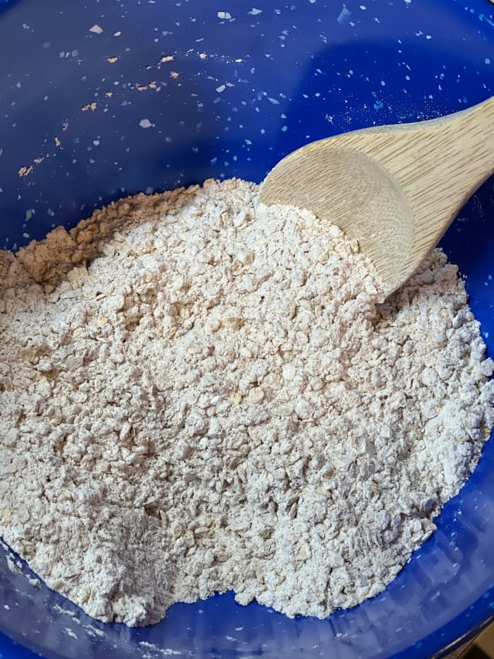 Combine the dry ingredients into a separate mixing bowl in order to mix it thoroughly.