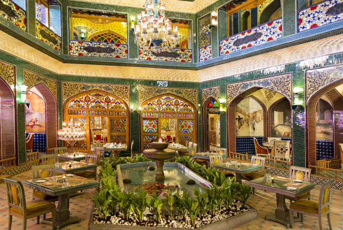 The interiors of Parisa Souq Waqif amaze from the threshold: gold, mosaics, precious stones, elegant carvings - here you want to study every detail.