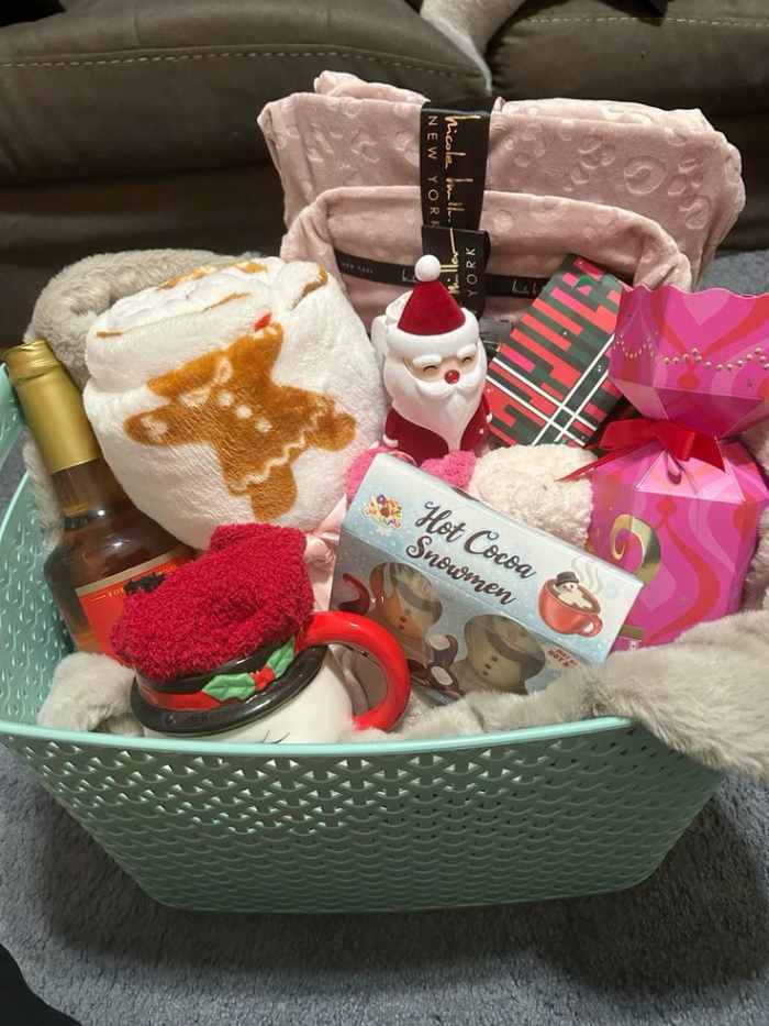 35+ Christmas Gift Basket Ideas for Friends and Family - HubPages