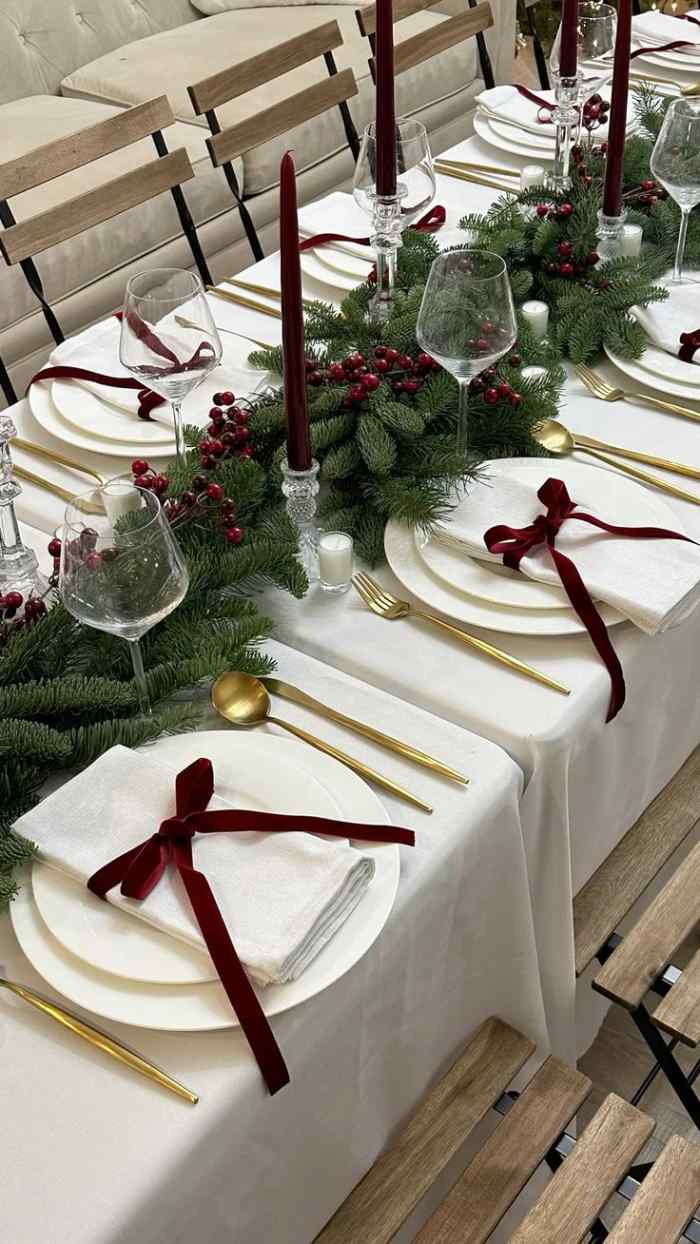 20+ Stunning Christmas Tablescape Settings and Decorating Ideas - HubPages