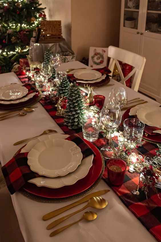 20+ Stunning Christmas Tablescape Settings and Decorating Ideas - HubPages