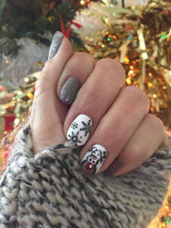 Peeping reindeer nail art