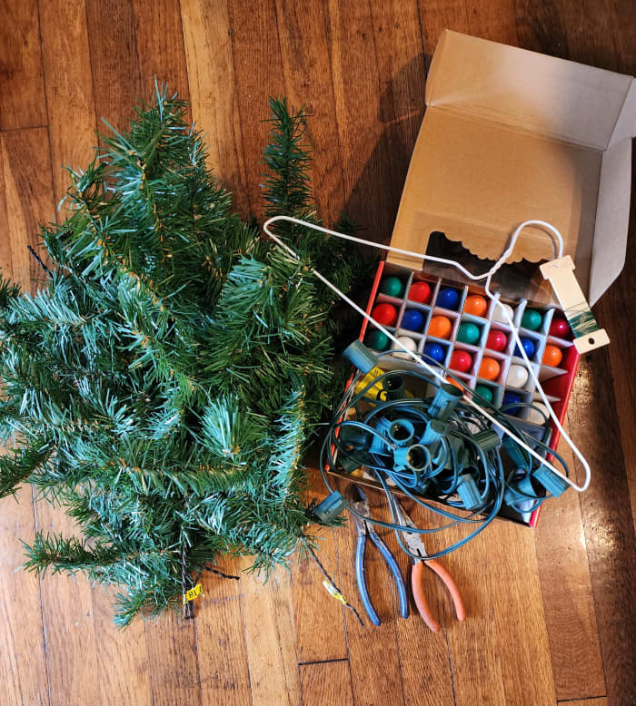 How to Make a Vintage Christmas Light Wreath - Holidappy