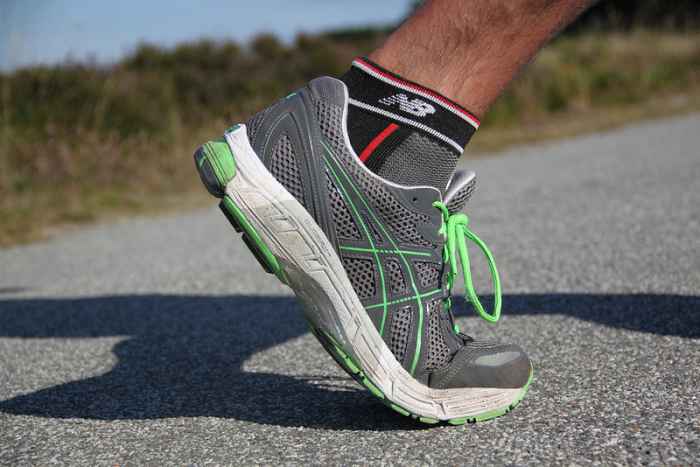 neutral cushioned running shoes mens