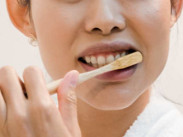 10 Good Reasons to Try Coconut Oil for Tooth Pain YouMeMindBody