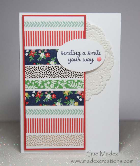 الخطوط الرأسية لشريط واشي المثبت على لوحة ثم على قاعدة البطاقة تجعل هذه البطاقة لامعة.