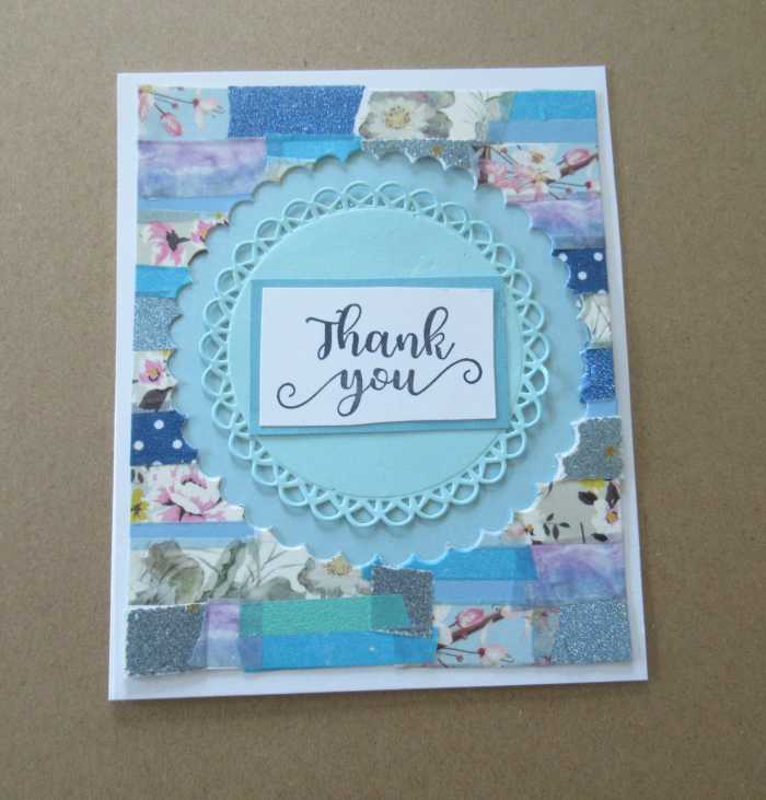 طبقات من شريط الواشي العشوائي تعطي هذه البطاقة تصميمًا فريدًا.