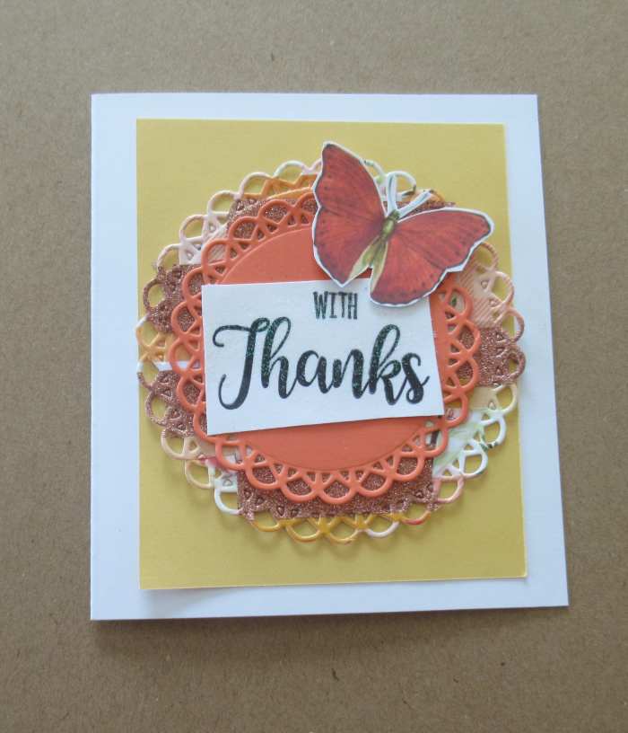 قطع عشوائية من شريط واشي تصنع تصميمًا ملونًا