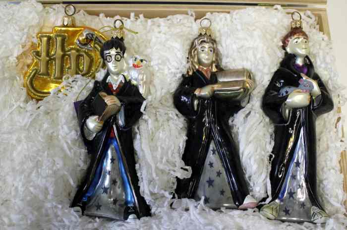 Kurt Adler Harry Potter Weihnachtsbaumdecke 122cm - Hogwarts Hauswappen Design