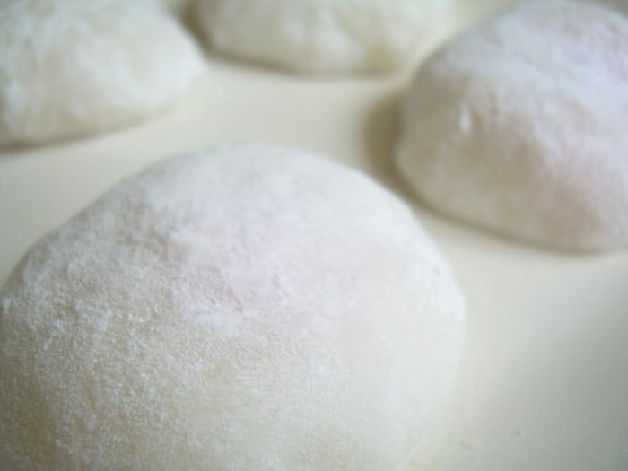 Mochi cakes are made of pounded mochigome and dusted in rice flour, resulting in a pillow-soft sweet treat.