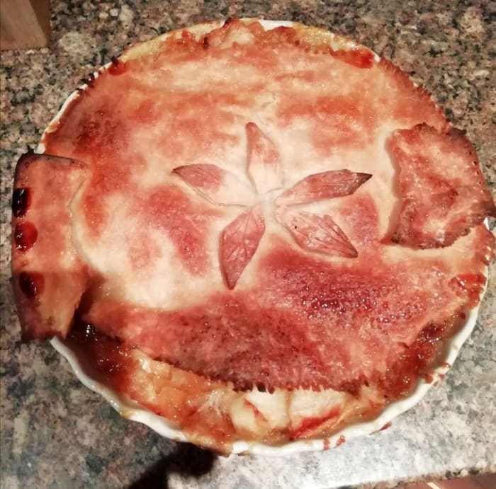 Learn how to make an apple pie recipe from scratch that is suitable for vegans and vegetarians at home.